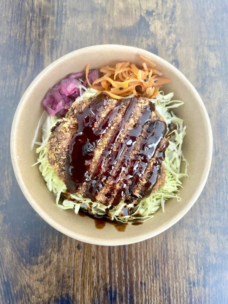 ソースメンチカツ丼　白馬みそら野キッチン